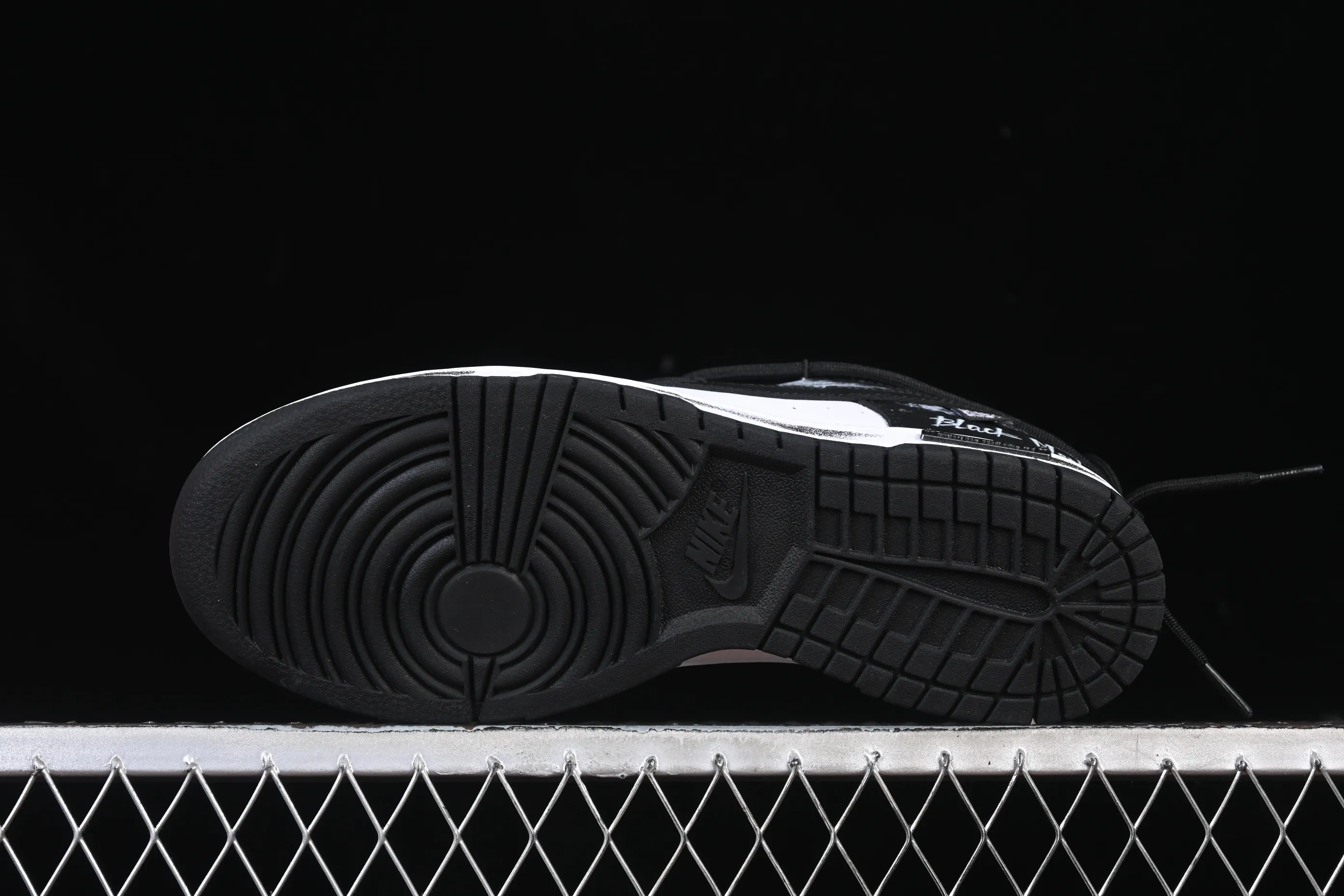 All categories Nk SB Dunk Series Nk SB Dunk Low High-end customized low-top sneakers Nike SB Dunk Low Punk style black and white straps High-end customized low-top casual sneakers DD1391-100